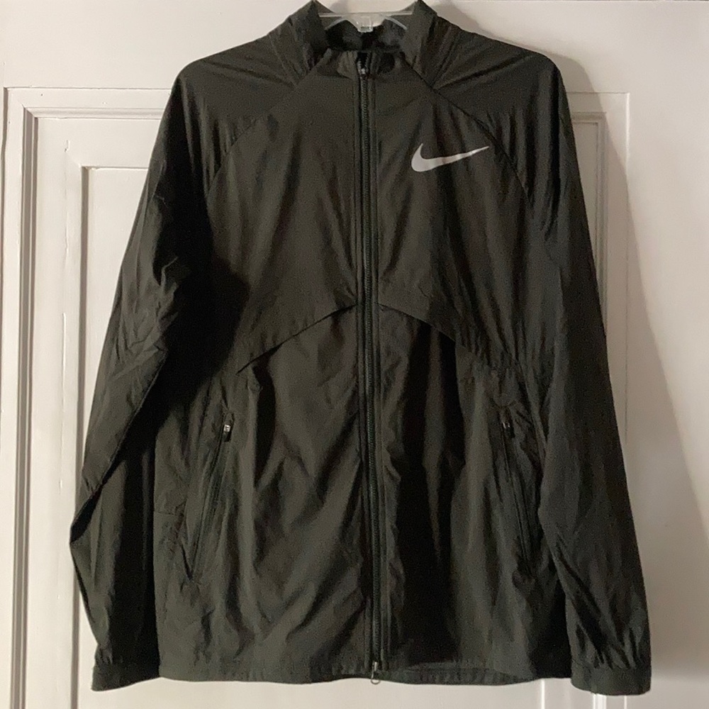 Nike lightweight wind resistant jacket. Men’s S